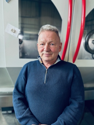 Maschinenbau & CNC-Technik Zimmer in Hünxe - Tobias Zimmer an einer CNC-Maschine