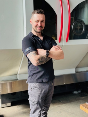 Maschinenbau & CNC-Technik Zimmer in Hünxe - Tobias Zimmer an einer CNC-Maschine