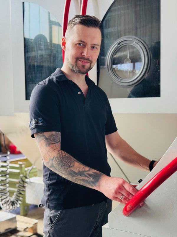 Maschinenbau & CNC-Technik Zimmer in Hünxe - Tobias Zimmer an einer CNC-Maschine